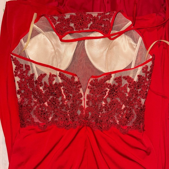 RED PROM DRESS - Picture 5 of 7